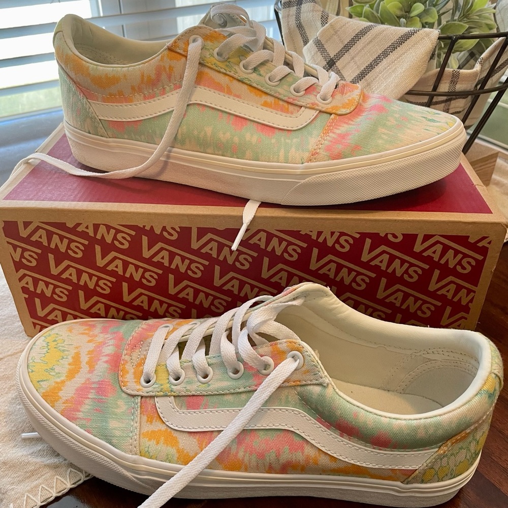 Women’s tie dye Vans